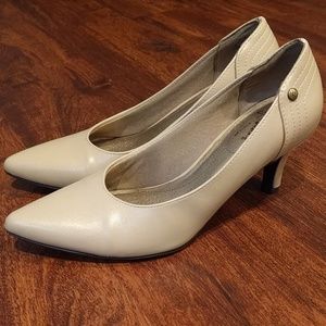 Lifestride creamy beige heels
